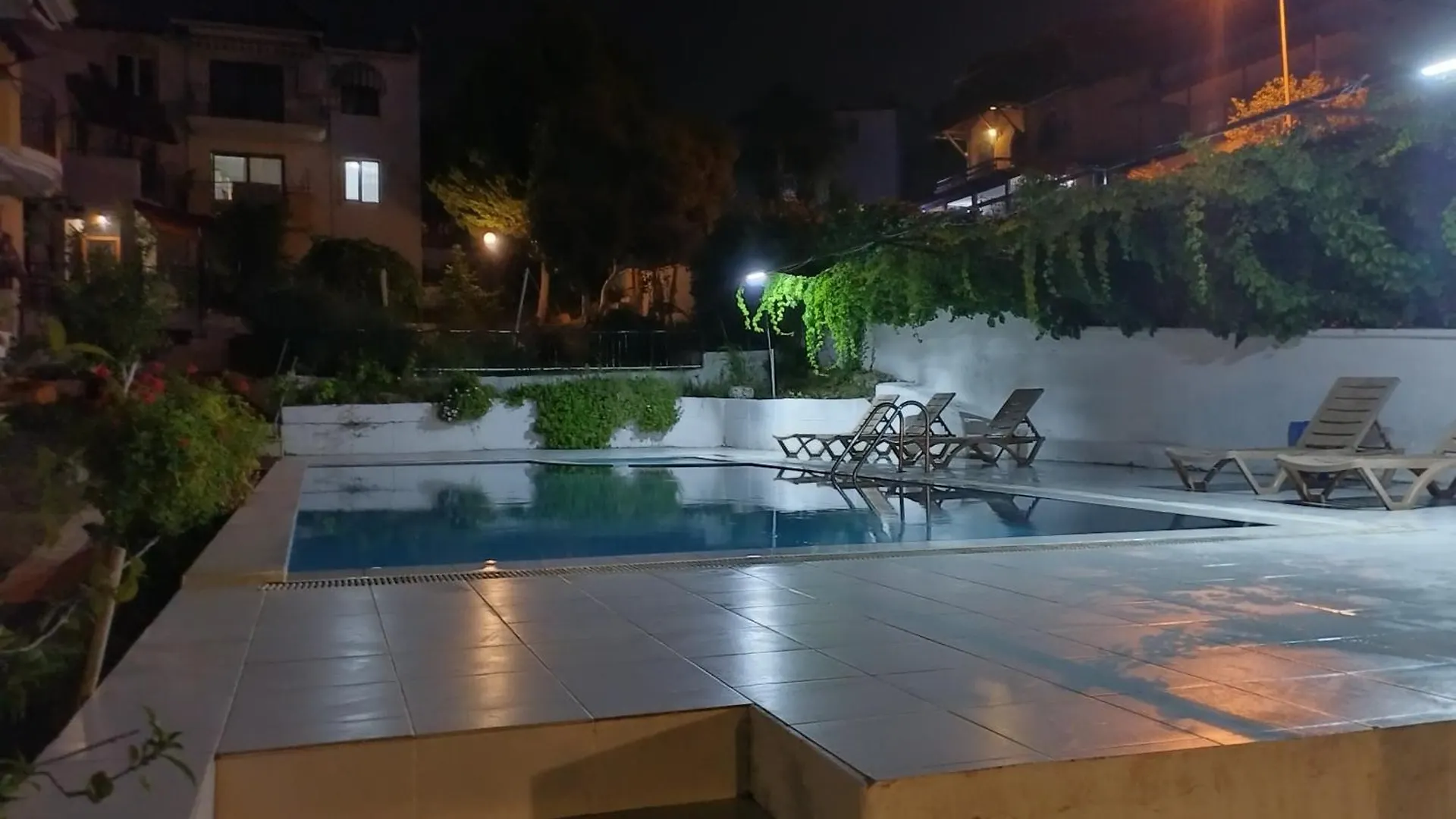 Kadinlar Denizi Plaji 100 M Bahceli Havuzlu Villa Kuşadası 0*,