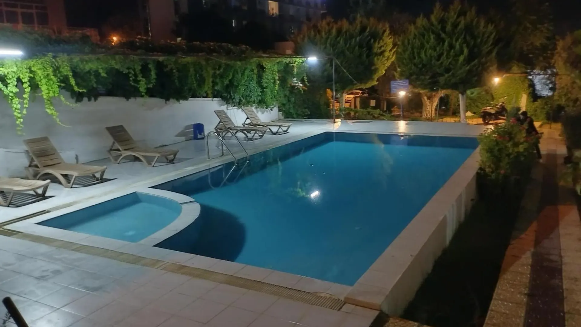 Kadinlar Denizi Plaji 100 M Bahceli Havuzlu location